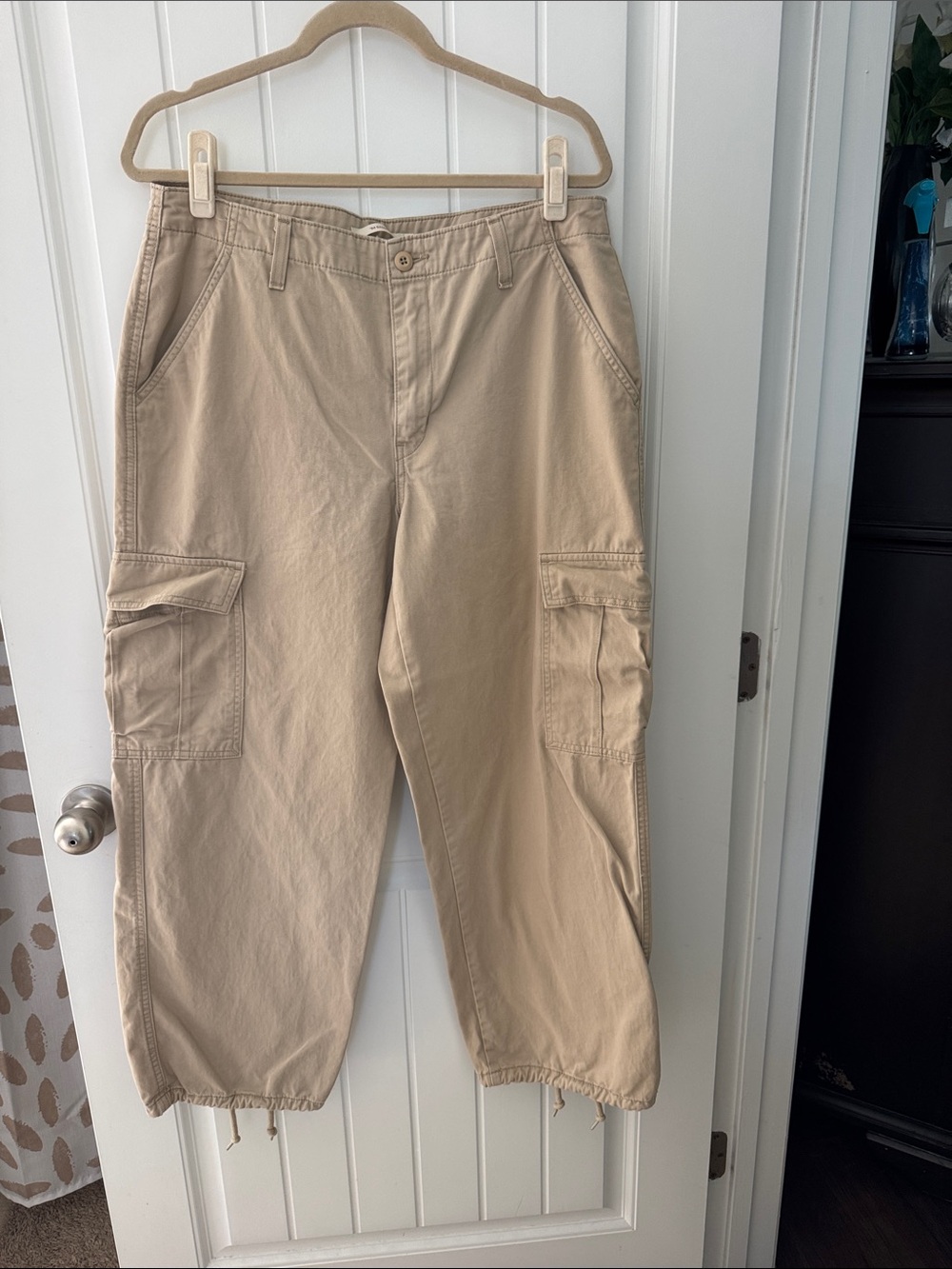 Levi’s Women’s Cargo Pants in Khaki - Drawcord Hem Utility Style